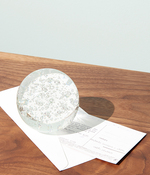 구 형태와 유리 속 기포가 흡사 스노볼을 연상시키는 묵직한 유리 소재 문진 4만5천원 오이오이 by 에이치픽스 제품.
