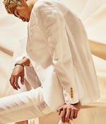 살구색 재킷 가격미정 폴 스미스, 흰색 셔츠 가격미정 자라, 베이지색 크롭트 팬츠 가격미정 노앙 제품.
