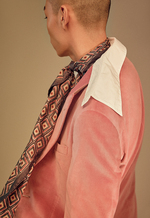 빛바랜 분홍색 벨벳 재킷 가격미정 버버리, 흰색 셔츠 가격미정 프라다, 스카프 가격미정 살바토레 페라가모 제품.