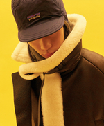 무통 코트 6백99만원 준 지, 귀까지 덮는 플리스 안감의 캡 모자 6만9천원·플리스 소재 머플러 6만9천원 모두 파타고니아 제품.