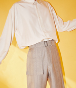 Salvatore Ferragamo 
흰색 실크 셔츠·벨트가 달린 줄무늬 바지 모두 가격미정 살바토레 페라가모 제품.