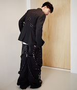 Dior Homme
체인과 밴드 장식이 특징인 재킷·체크 패턴 셔츠·벨트 끈과 버클 등으로 복잡하게 장식한 와이드 팬츠·레이스업 워커 모두 가격미정 디올 옴므 제품.