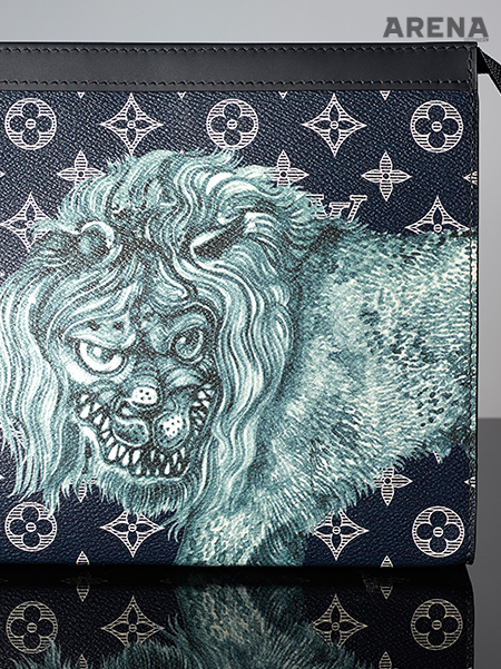 모노그램 패턴 위에 채프먼 형제의 기묘한 그림이 자리한 포트폴리오. 사자와 용을 합쳐놓은 듯한 동물이 눈길을 끈다. 1백만원대 루이 비통 제품. 
