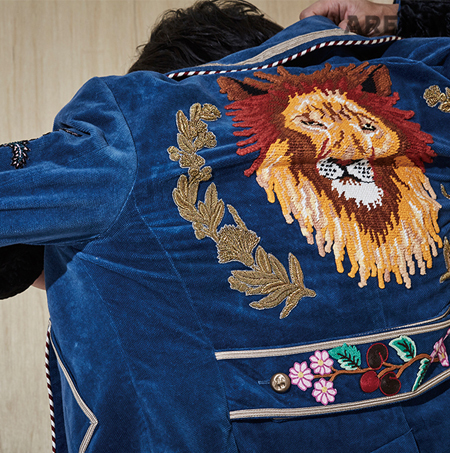 큼직한 사진 얼굴과 꽃을 투박하게 수놓은 파란색 벨벳 소재 코트 가격미정 구찌 제품.
