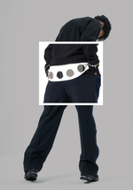 거울이 주렁주렁 달린 슬리브리스·지퍼 장식 맨투맨 셔츠·와이드 팬츠·구조적인 디자인의 스니커즈 모두 가격미정 지방시 by 리카르도 티시 제품.