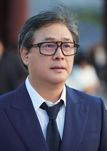 영화 <올드보이> OST가 울려 퍼지던 경복궁에 등장한 박찬욱 감독. 오묘한 감색 수트에 블랙 타이와 안경을 매치했다.