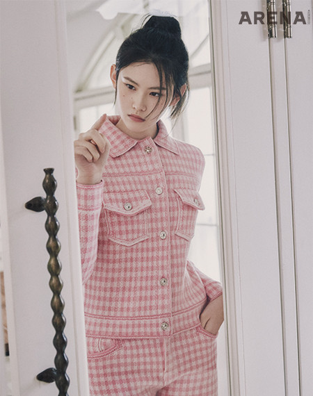 핑크색 깅엄 체크 패턴의 캐시미어 재킷·쇼츠 모두 가격미정 배리 제품. 