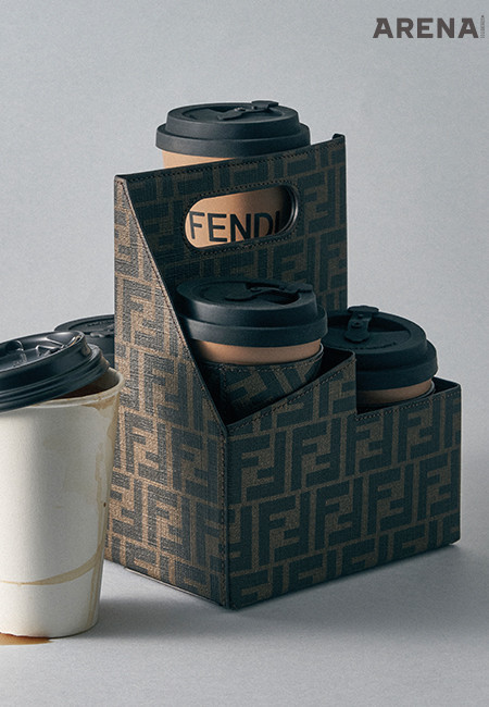 테이크아웃 컵과 커피 트레이 모양의 가방 100만원대 펜디 제품.