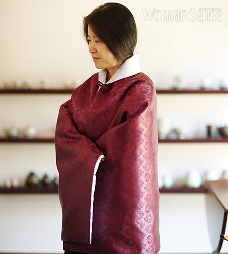 화투 담요는 목 부분에 매듭 단추를 달아 칼라가 있는 망토로도 입을 수 있다. 
