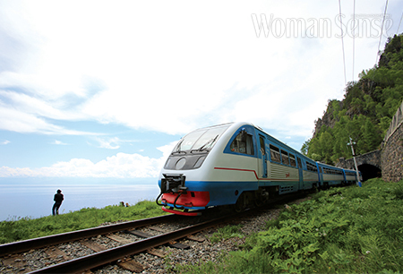 바이칼 호 주변을 돌아볼 수 있는 환바이칼 관광 열차. 