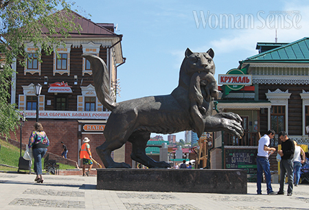 이르쿠츠크의 상징물인 ‘바브르(흑호)’ 상이 있는 130번가 거리.