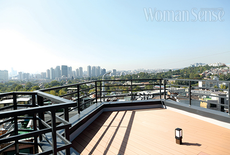  서울 시내를 한눈에 볼 수 있는 옥상 풍경. 조만간 지인들을 초대해 옥상 파티를 열 계획이란다. 