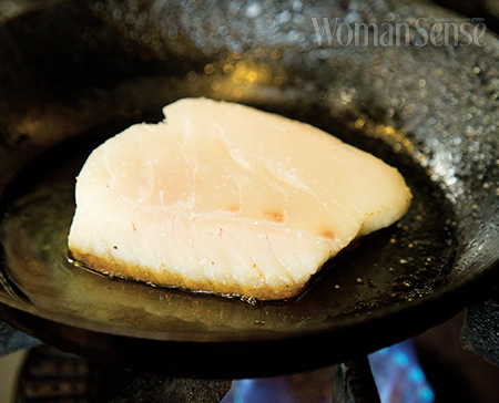 생선을 구울 때 여러 번 뒤집기보다 껍질이 있는 쪽을 아래로 향하게 해 천천히 굽는 ‘뿌알레’ 조리법을 선호한다.