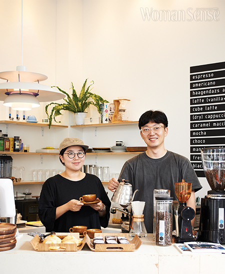 오디너리 맨션의 이아영 대표와 그녀의 남편 김성민씨. 회사원인 김성민씨는 주말마다 아내를 돕기 위해 커피 로스팅을 배웠다.
