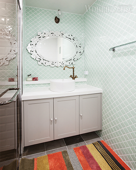 베네치아풍 거울을 달아 고풍스럽게 연출한 욕실. 은은한 민트 타일로 로맨틱하고 부드러운 감성을 입혔다. 