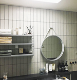 화이트 컬러 타일과 그레이 컬러 가구로 포인트를 준 모던한 욕실. 거울은 헤이.