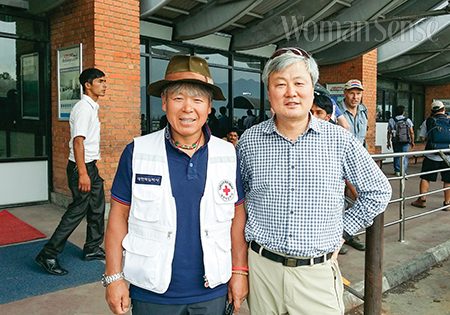 영원한 산친구 엄홍길 대장과 카트만두 트리뷰반 국제공항에서.