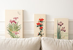 소파 위에 놓여 있는 꽃을 그린 민화는 논다 킴 화백의 작품. 