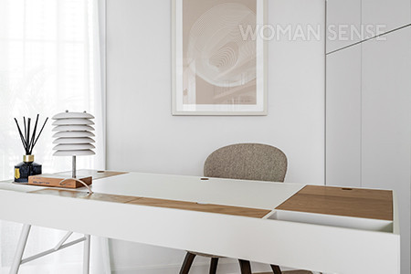 거실에 놓인 책상은 온 가족을 위한 공간으로 변모한 거실에서 가장 중요한 역할을 한다. 