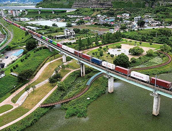 길이 777미터 장대화물열차, 철도 역사에 획을 긋다