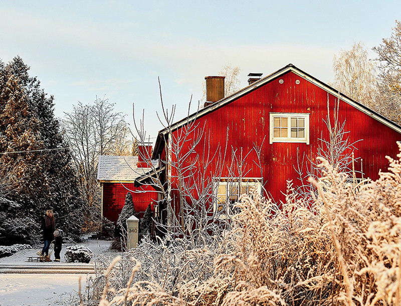 핀란드의 설원 속 아름다운 빨강집의 크리스마스
