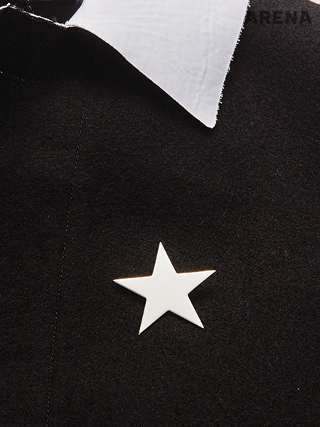 투박한 끝단의 검은색 울 코트 가격미정·날카로운 별 형태의 핀 브로치 23만원 모두 지방시 by 리카르도 티시 제품.
