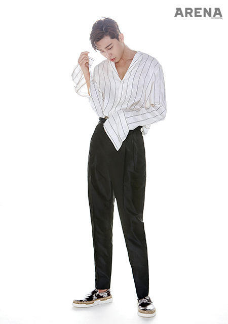 흰색 줄무늬 셔츠와 남색 하이 웨이스트 팬츠는 모두 김서룡 옴므, 파인애플 패턴의 슬립온은 발렌티노 제품.