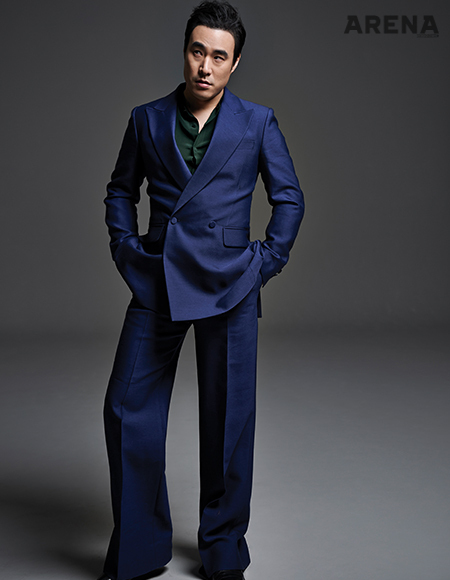 차이니스칼라 실크 셔츠·미드나이트 블루 컬러의 새틴 더블브레스트 재킷·와이드 팬츠는 모두 김서룡 옴므 제품.