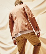 흰색 리넨 재킷 10만9천원·팬츠 9만1천원 모두 폴로 랄프 로렌, 은색 팔찌 15만6천원 필립 오디베르 by 샌프란시스코 마켓 제품.