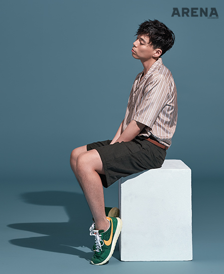 셔츠와 벨트는 김서룡 옴므, 반바지는 엔헐리우드, 신발은 나이키 제품.