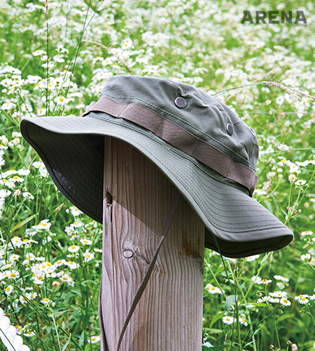 목 아래 고정할 수 있는 스트랩이 달린 정글풍 모자 13만8천원 리얼 맥코이 by 오쿠스 제품.