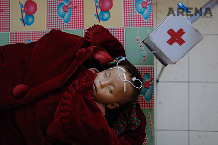 Spotlight(02)’ ⓒ Damir Sagolj／Reuters 
전쟁으로 가장 고통받는 사람은 어린아이들이다. 아기가 눈도 못 뜬 채 가냘픈 숨을 쉬고 있다. 