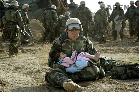 ‘Epilogue’ ⓒ Damir Sagolj／Reuters 
미군 위생병이 전쟁의 한복판에서 이라크 아기를 안고 있다. 총성 속에서 이라크 가족이 뿔뿔이 흩어졌다.