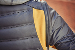 나이키랩 갸쿠소우 집오프 에어로로프트 재킷(Zipoff Aeroloft Jacket) - 재킷의 소매에는 퀵버스트(Quickburst®) 지퍼 기술이 적용되어, 소매부분을 손쉽게 탈착하여 착용할 수 있는 베스트 형태로도 디자인됐다. 소매를 제거한 후에는 넉넉한 사이즈의 후면 포켓에 넣어 운동에 계속 집중할 수 있도록 했다.
