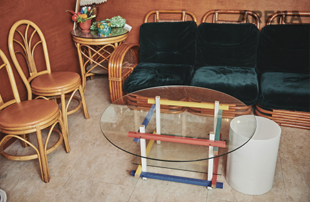 1980년대에 만들어졌을 법한 가전제품, 소파, 의자, 조명 등이 박길종이 만든 가구들과 함께 놓여 있다.