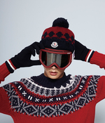 노르딕 패턴의 모크넥 스웨터 69만원·비니 36만원·니트 장갑 30만원 모두 몽클레르 그레노블, 붉은색 프레임의 고글 13만원 에쉬버리 by 에이바운드 제품. 