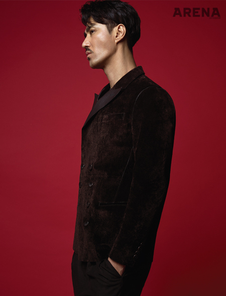진갈색 더블 브레스트 재킷·검은색 팬츠는 모두 조르지오 아르마니 제품.