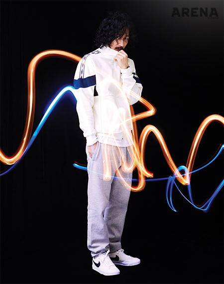타이거 JK가 입은 트랙 톱은 엄브로, 스웨트 팬츠는 프라그매틱 by 웍스아웃, 운동화는 나이키 스포츠웨어 제품.