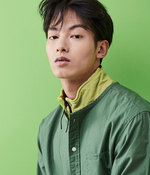 옅은 녹색 집업 재킷 37만9천원 C.P. 컴퍼니, 풀색 헨리넥 셔츠 가격미정 비슬로우 제품.
