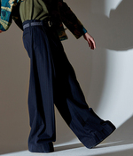 자카르 코트·니트 슬리브리스·와이드 팬츠 모두 가격미정 드리스 반 노튼, 가죽 꼬임 벨트 33만원 일레븐티 제품. 
