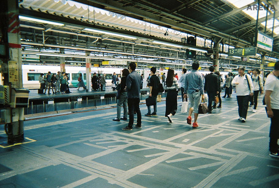 부부 여행으로 도쿄를 다녀왔다. 도쿄 여행은 언제나 지하철에서부터 시작된다. 신주쿠를 기점으로 몇 구간을 이동한다. 그리고 하염없이 걷는다. 매일 2만5천 보에서 3만 보를 걷는 강행군이었다. 그렇게 걷다 보면 구석구석에 위치한 보물 같은 공간을 발견한다. 그게 도쿄 여행이다.