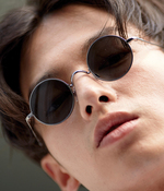 렌즈가 작고 동그란 선글라스 40만원대 돌체&가바나 by 룩소티카, 하늘색 줄무늬 셔츠 15만8천원 노앙 제품.