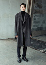 Hermès 
진회색 더블브레스트 코트·검은색 터틀넥 니트·검은색 팬츠·슈즈 모두 가격미정 에르메스 제품.