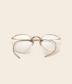 4 1910년대부터 1970년대까지 생산한 빈티지 안경들을 선호한다. 이 안경은 제2차 세계대전 때 스위스 세공사들이 정교하게 문양을 새긴 디자인이다. 미국 빈티지 컬렉터에게서 직접 구했다. 세월에 따라 자연스럽게 변색되는 게 멋이다. 