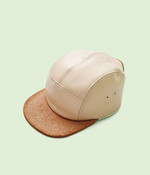 3 모자를 항상 쓰는 편이다. 남들이 잘 안 살 것 같은 디자인에, 바닥에 두었을 때 형태가 잘 잡히는 것, 챙이 평평한 모자를 선호한다. 일본에서 샀고 브랜드는 핸더스킴이다. 