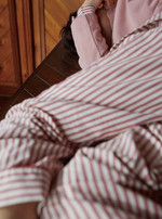 분홍색 줄무늬 잠옷 10만8천원 모노피스파, 분홍색 후드 티셔츠 가격미정 산드로 옴므 제품.
