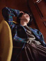 카키색 스웨트 셔츠 13만6천원 상카 by 오쿠스, 체크무늬 로브 16만8천원·갈색 팬츠 가격미정 모두 모노피스파 제품.