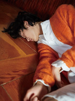 앙고라 소재 주황색 카디건 42만8천원 아나크로놈 by 오쿠스, 흰색 셔츠 원피스 9만6천원 모노피스파 제품.