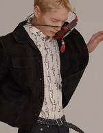 스웨이드 재킷·셔츠·데님 팬츠·거울이 달린 미니 백·벨트 모두 가격미정 생 로랑 by 안토니 바카렐로 제품.