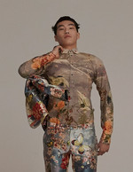 꽃과 나비를 프린트한 재킷·셔츠·팬츠 모두 가격미정 돌체&가바나 제품.